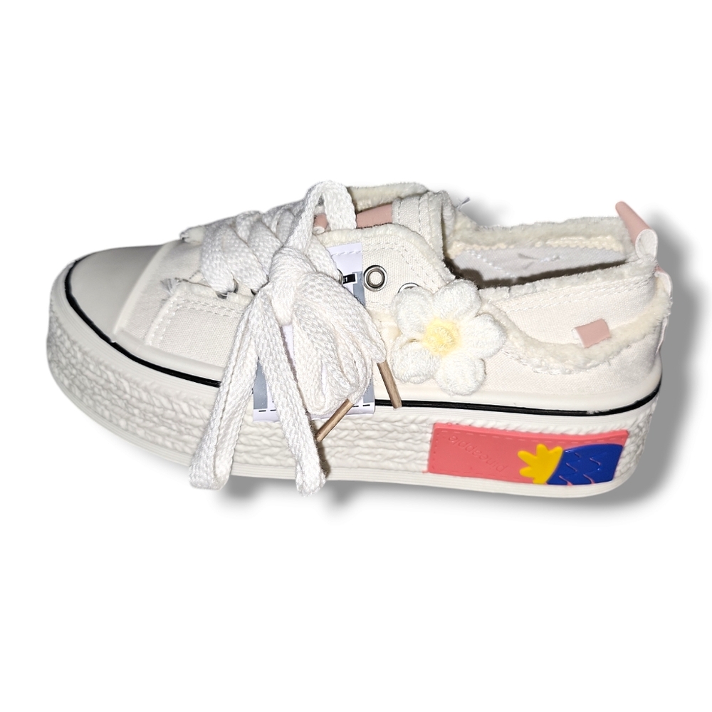 Girl's Canvas shoes .